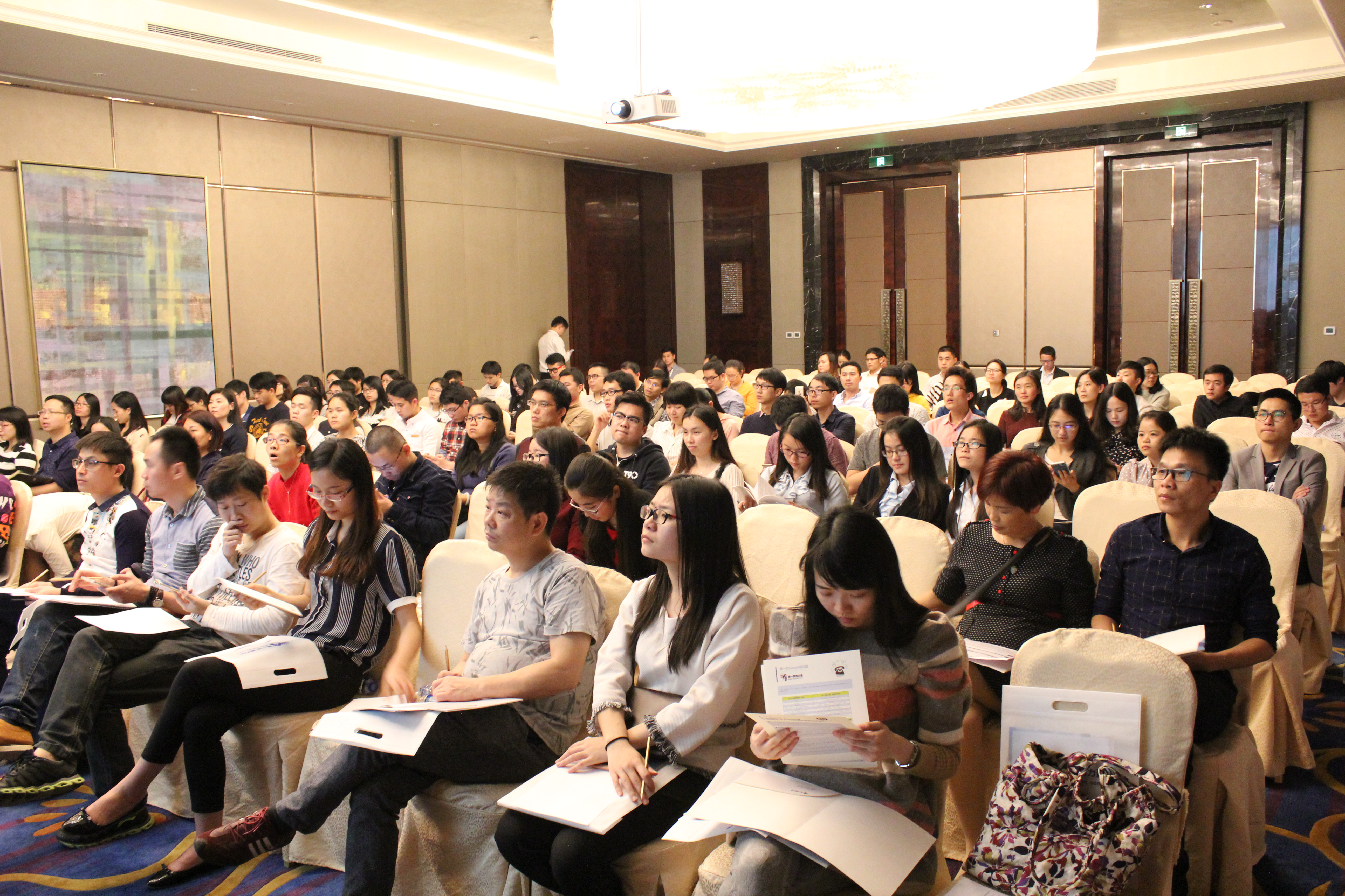 第一頁4月線下分享交流培訓——9場，彙聚近千名外貿人